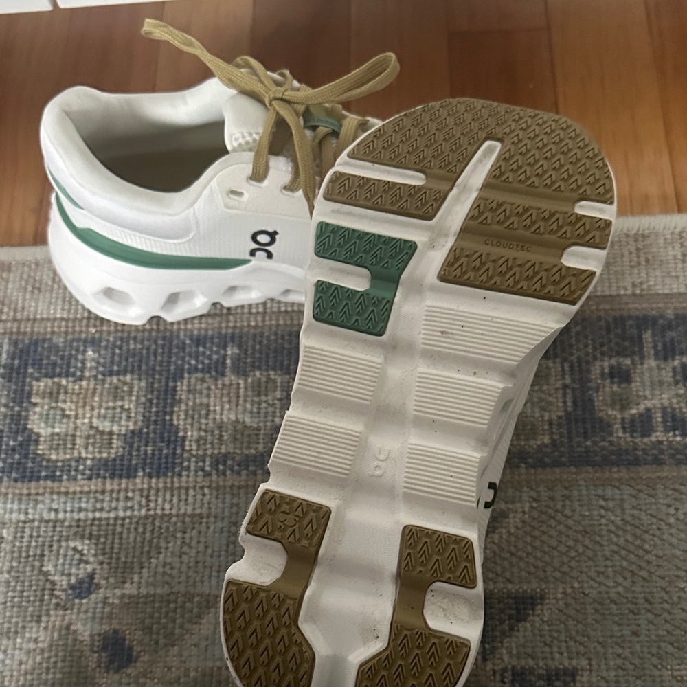 On women’s sneakers - Picture 3 of 3